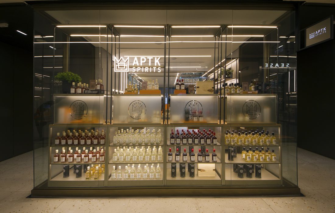 Vitrine de garrafas da loja APTK Spirits