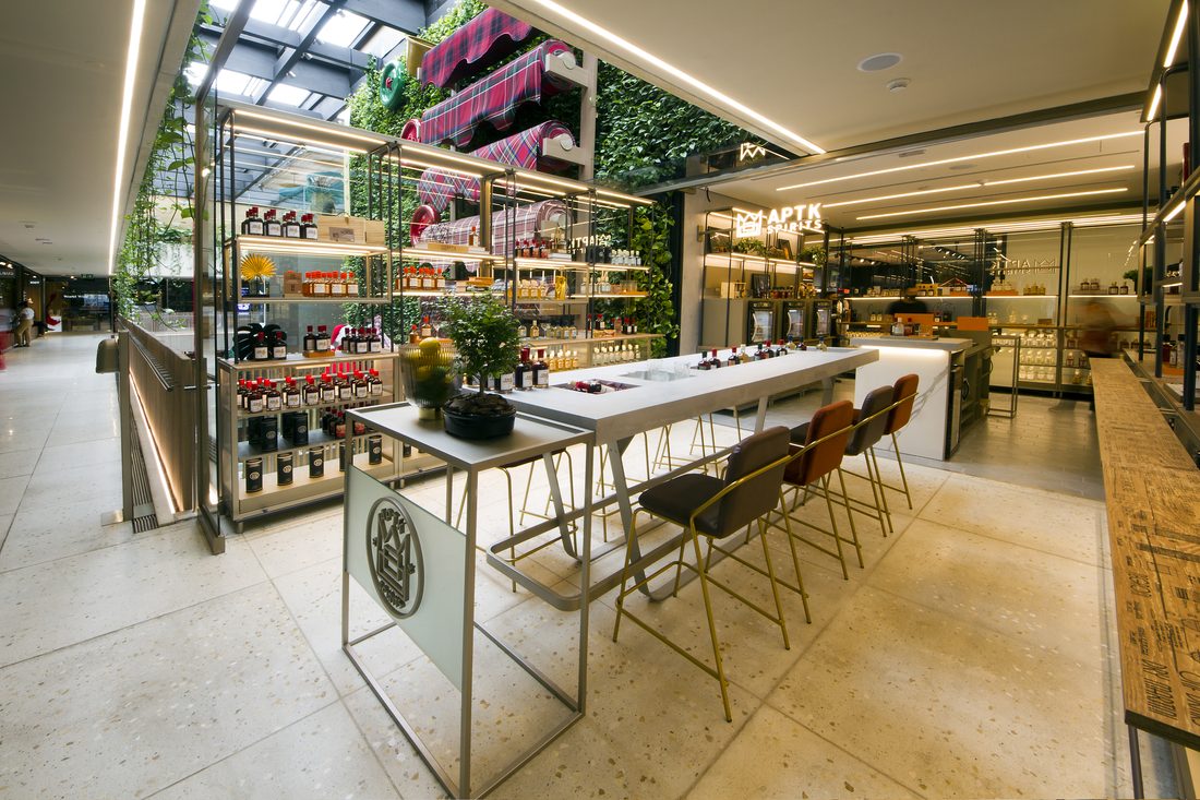 Interior da loja APTK Spirits
