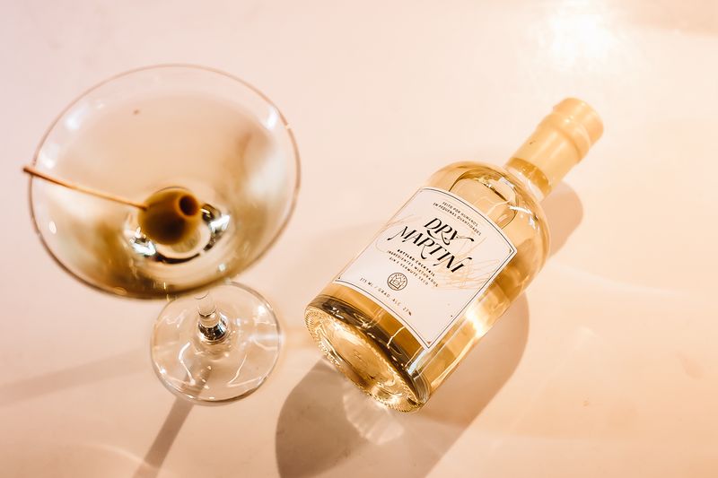 Garrafa de Dry Martini da APTK com taça