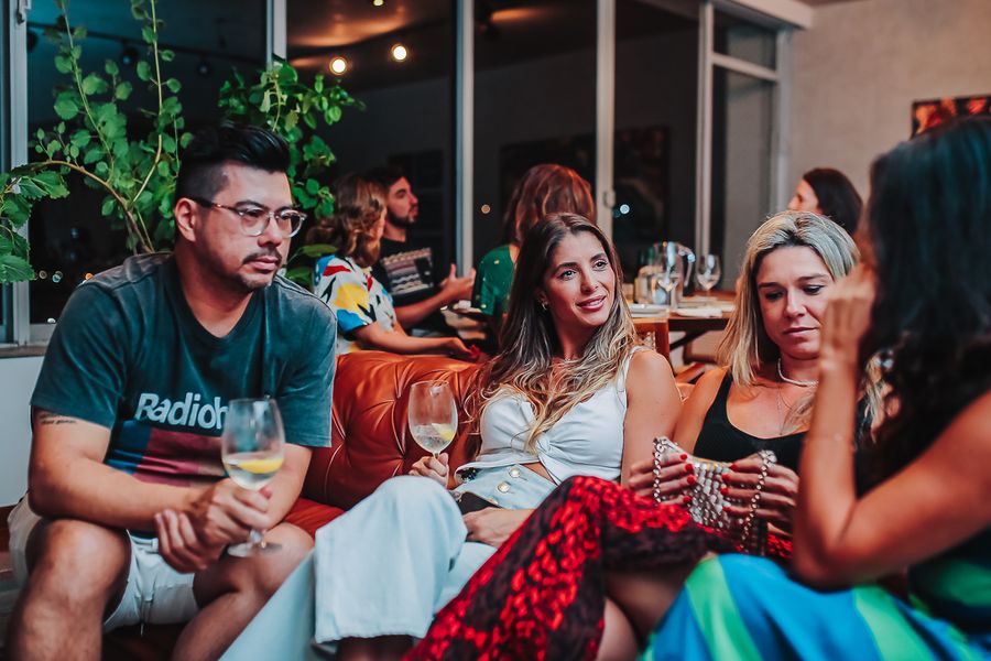 Amigos brindando com drinks da APTK