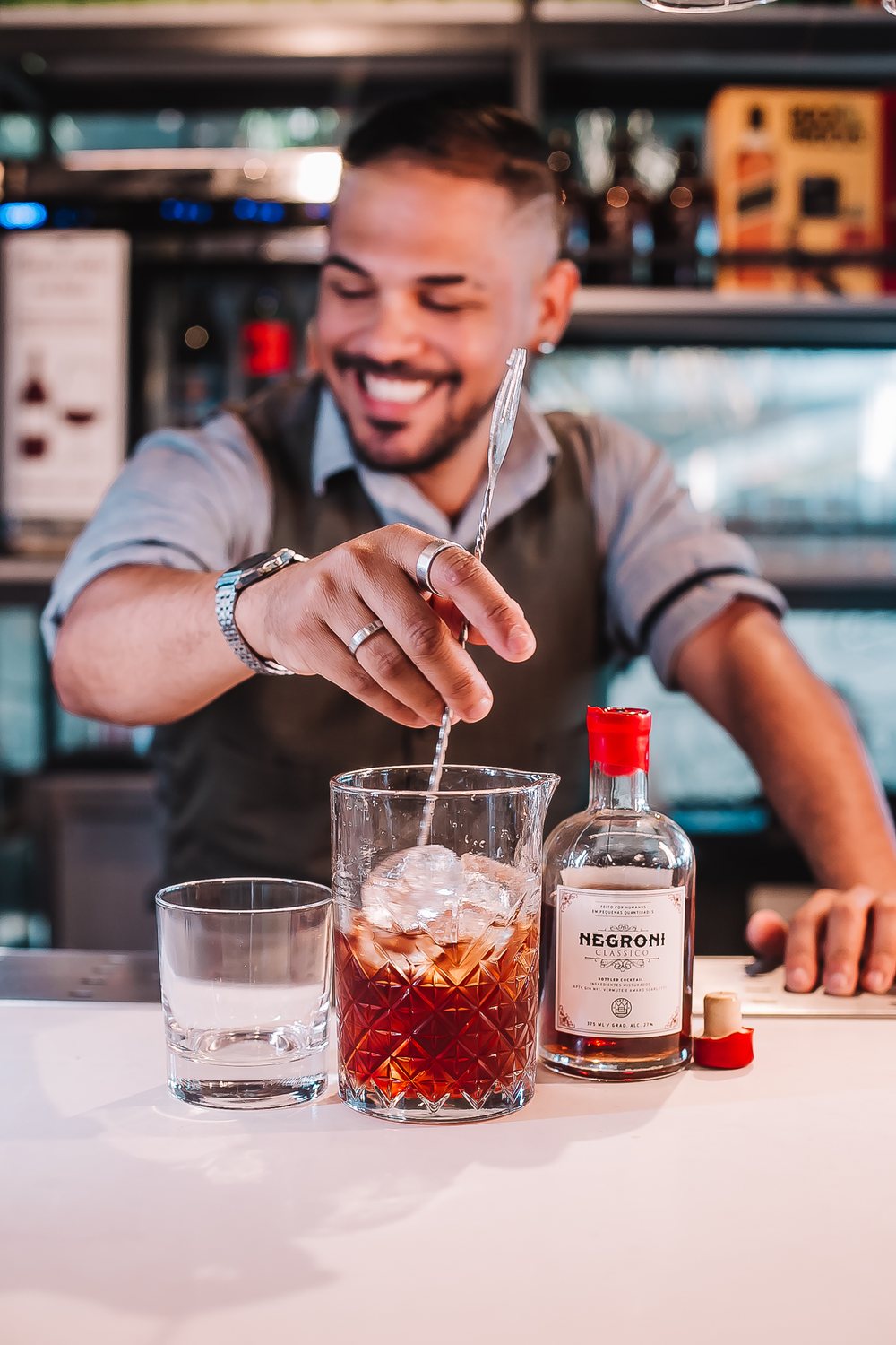 Bartender preparando um drink no balcão