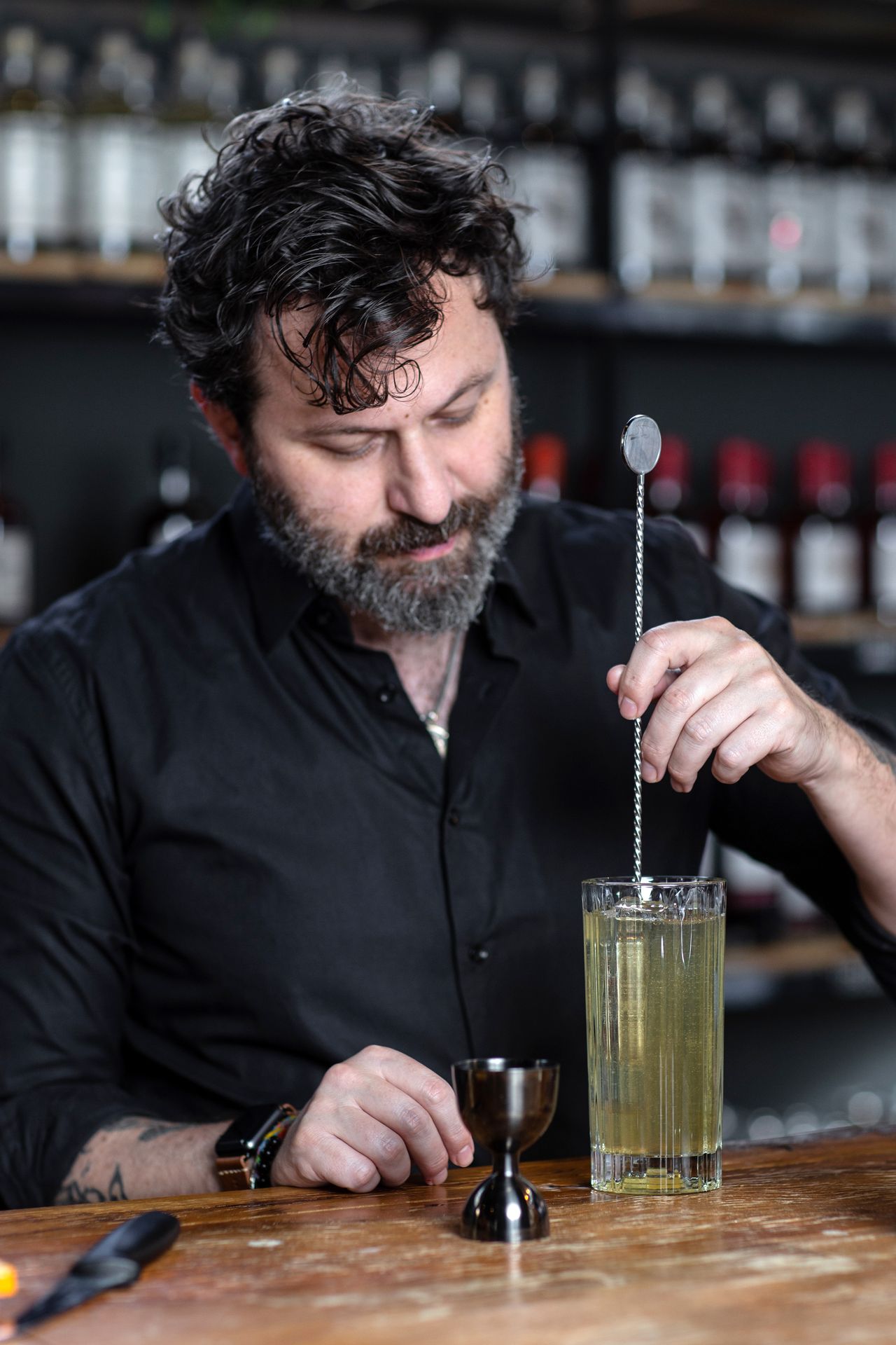 Bartender mexendo um drink no balcão