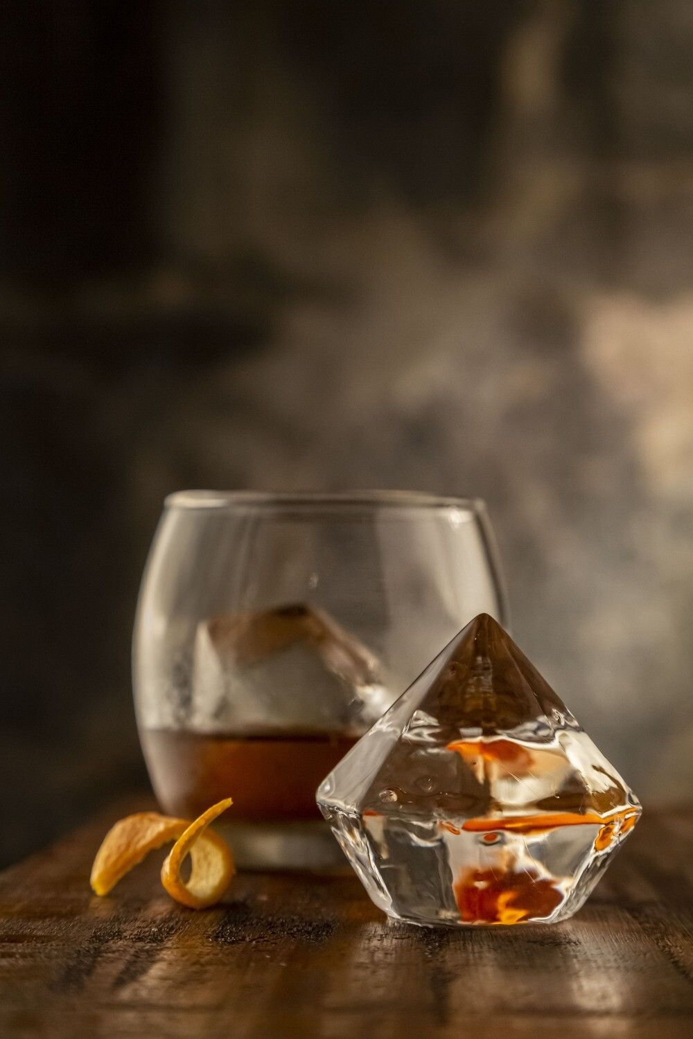 Gelo cristal lapidado Ice4Pros ao lado de um drink